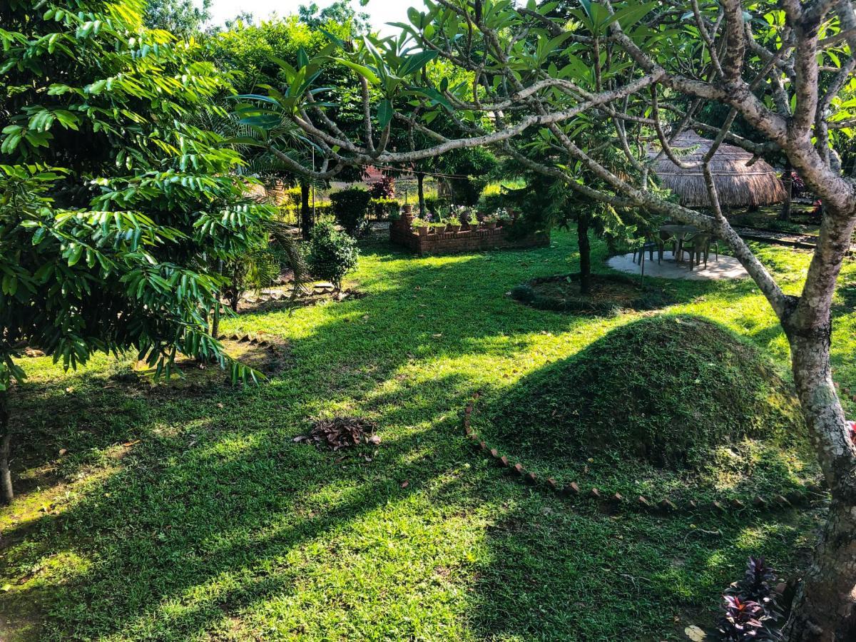 Hotel Tharu Garden, Sauraha Kültér fotó