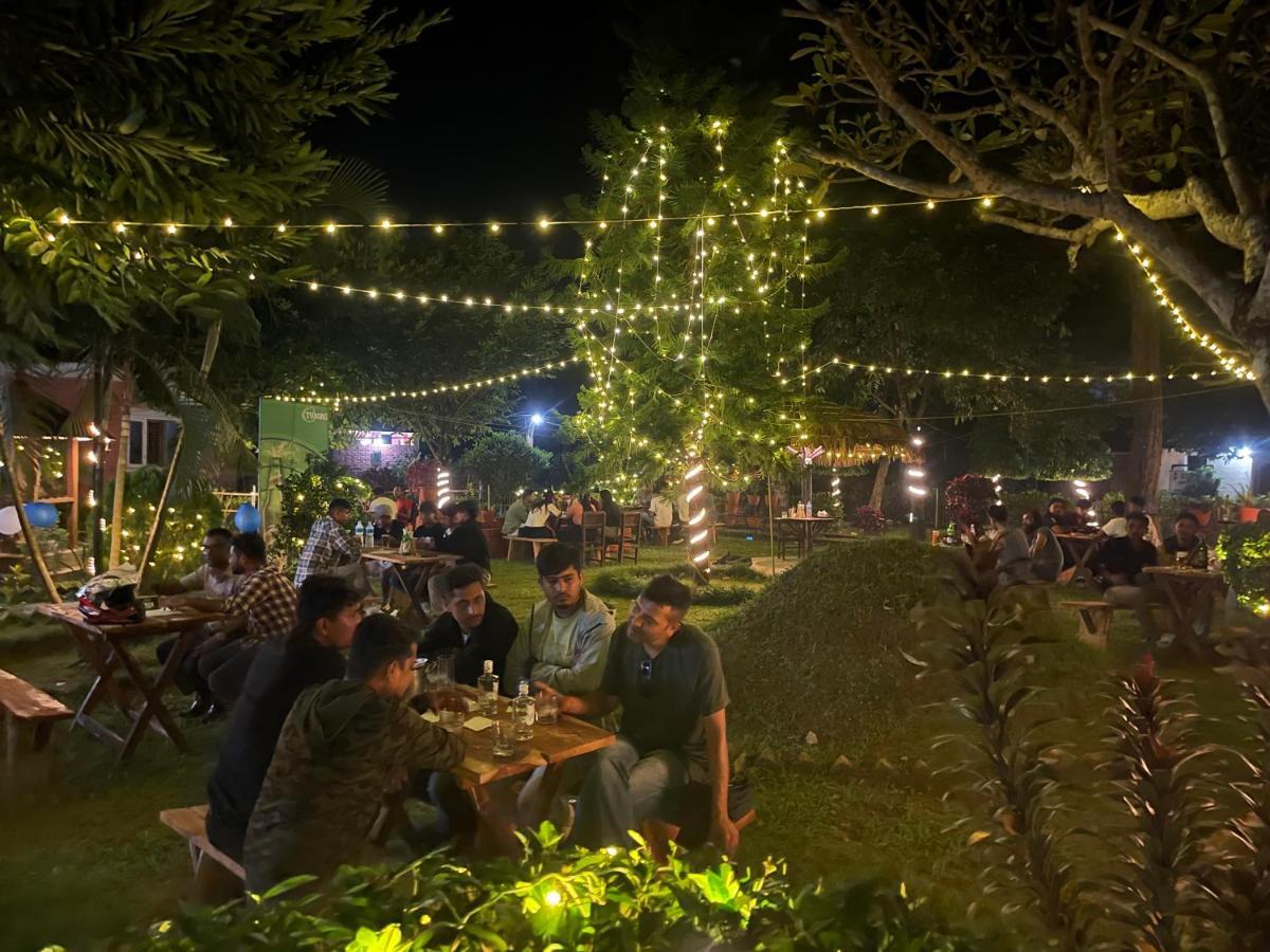 Hotel Tharu Garden, Sauraha Kültér fotó