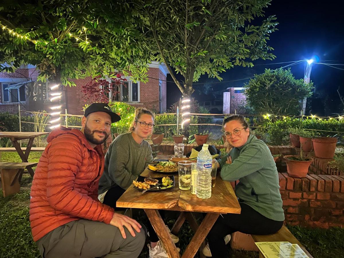 Hotel Tharu Garden, Sauraha Kültér fotó