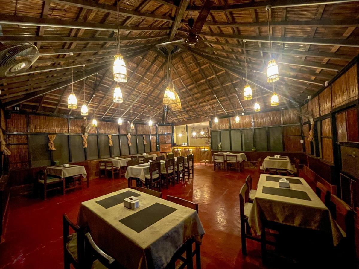 Hotel Tharu Garden, Sauraha Kültér fotó