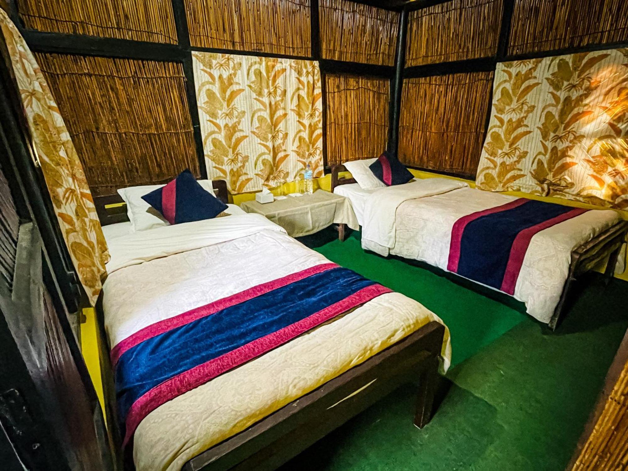 Hotel Tharu Garden, Sauraha Kültér fotó
