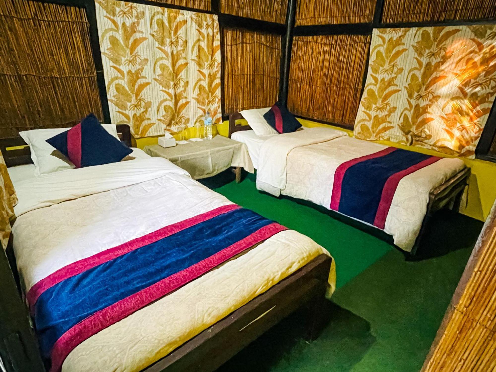 Hotel Tharu Garden, Sauraha Szoba fotó