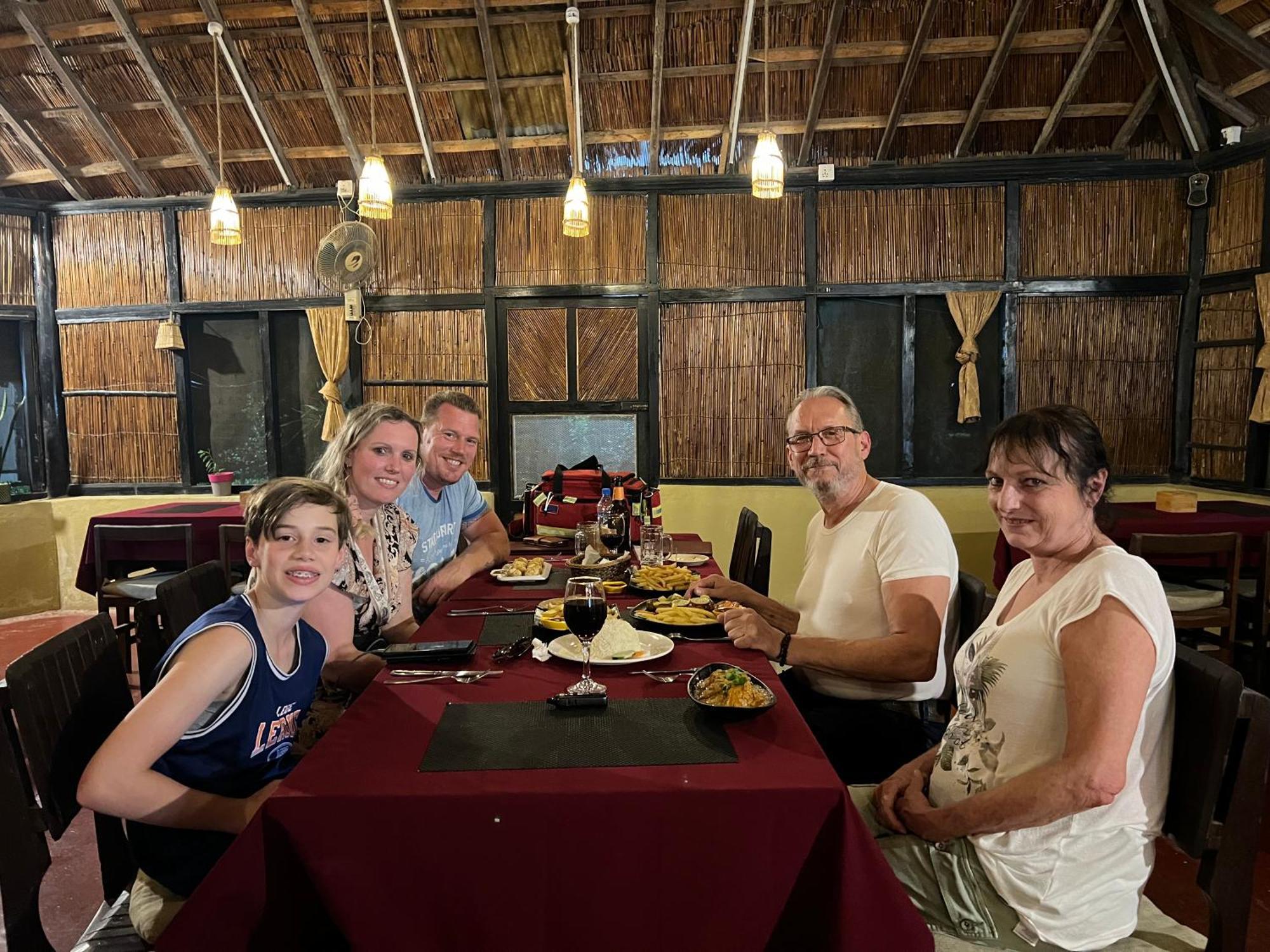 Hotel Tharu Garden, Sauraha Kültér fotó