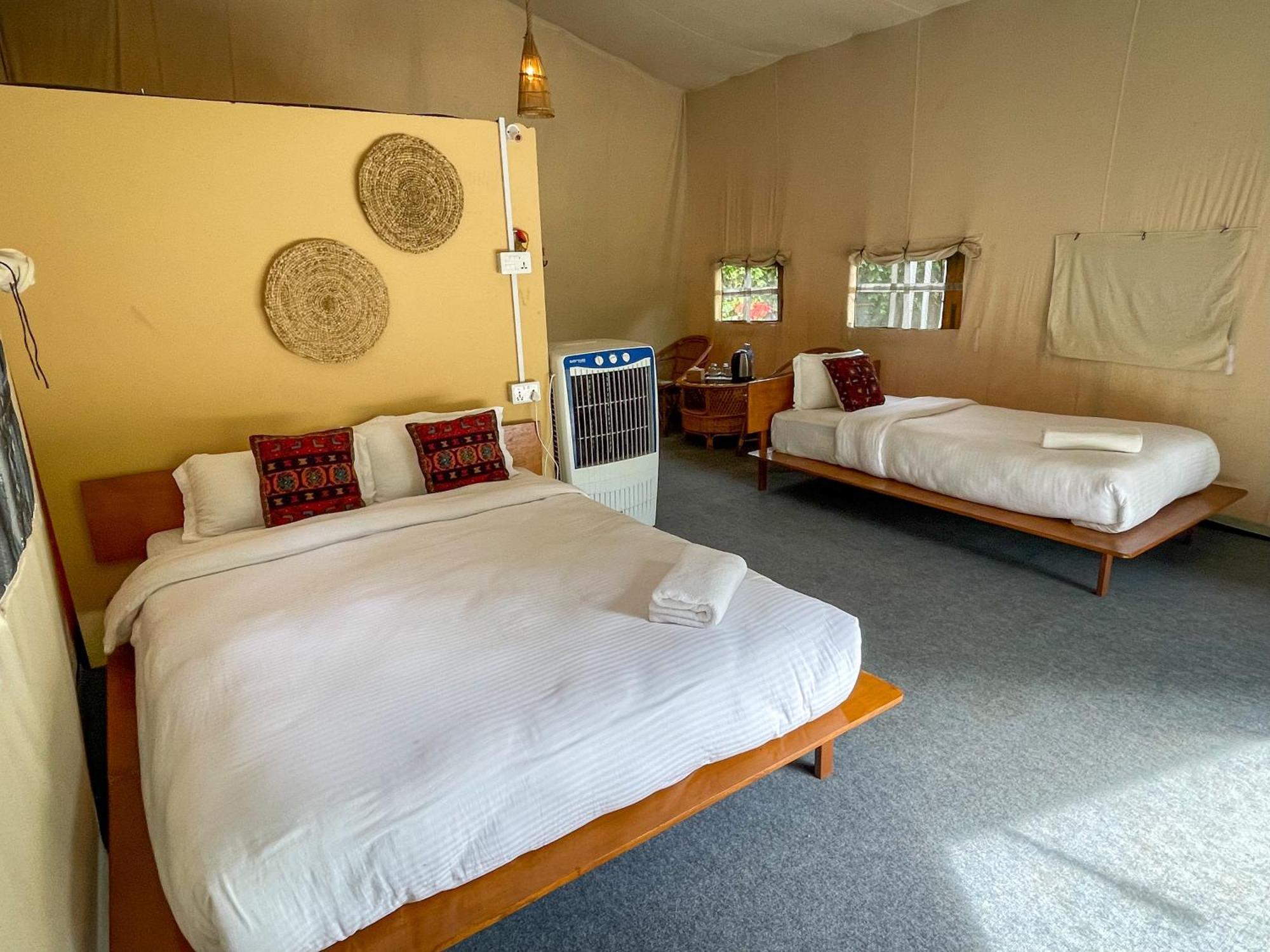 Hotel Tharu Garden, Sauraha Kültér fotó